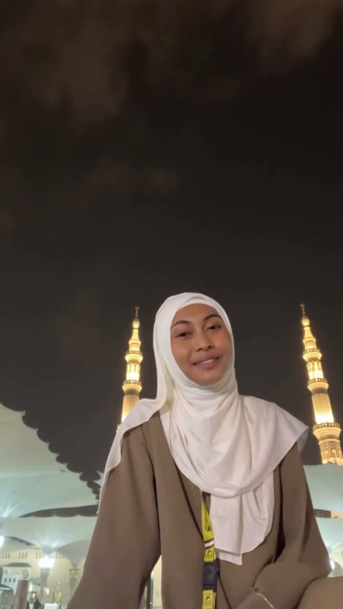 Momen Novia Bachmid Nyanyi di Masjid Nabawi, Tuai Pro Konta