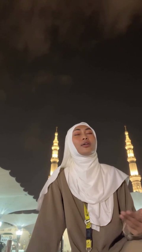 Momen Novia Bachmid Nyanyi di Masjid Nabawi, Tuai Pro Konta