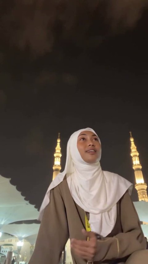Momen Novia Bachmid Nyanyi di Masjid Nabawi, Tuai Pro Konta