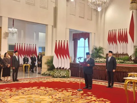 Presiden Prabowo Subianto didampingi Wapres Gibran Rakabuming Raka memimpin sidang perdana Kabinet Merah Putih di Istana, Jakarta, Rabu (23/10/2024). (Foto: Biro Pers Sekretariat Presiden)
