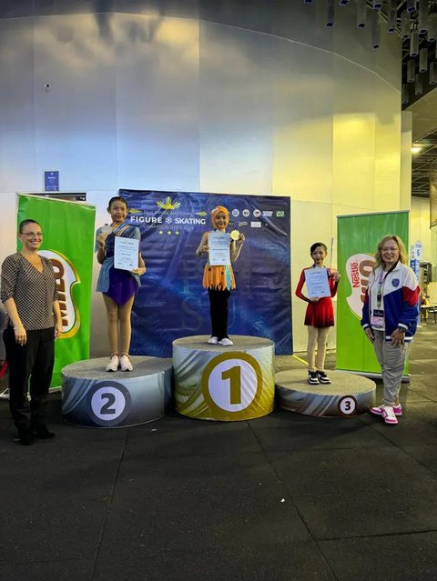 Atlet cilik ice skating yang juga putri penulis Ippho Santosa, Medina Khaira Fastabiqa, melenggang ke Philippines National Figure Skating Championship 2024. (Foto: Dok. Koleksi Pribadi Ast