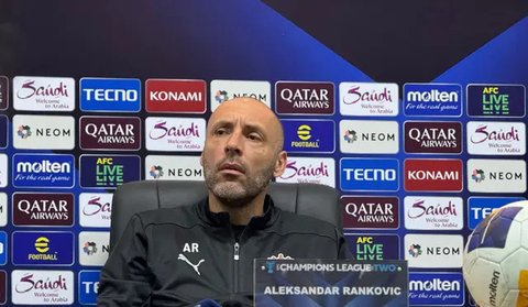 Pelatih Persib Bandung, Bojan Hodak saat menghadapi Persija Jakarta pada laga pekan ke-28 BRI Liga 1 2023/2024 di Stadion Si Jalak Harupat, Soreang, Kabupaten Bandung, Sabtu (9/3/2024). (B