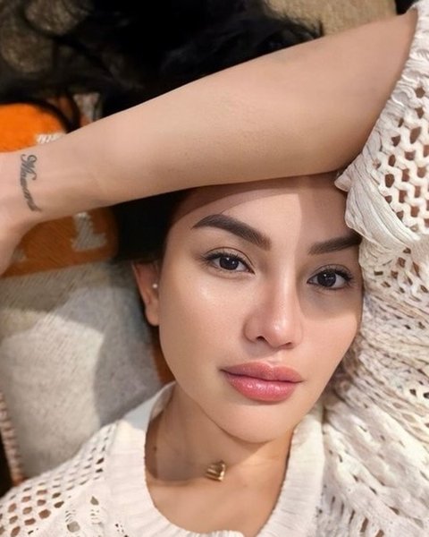 Nikita Mirzani juga disebut sebagai salah satu selebritis kontroversial yang terlibat dalam dugaan promosi judi online. Ia pertama kali terseret isu ini pada tahun 2017 dan kembali pada tahun 2024. Bareskrim Polri mengungkapkan bahwa pihaknya telah memeriksa Nikita Mirzani. Pemeriksaan terhadap ibu tiga anak ini dilakukan sebagai bagian dari penyelidikan atas dugaan aktivitas ilegal tersebut.