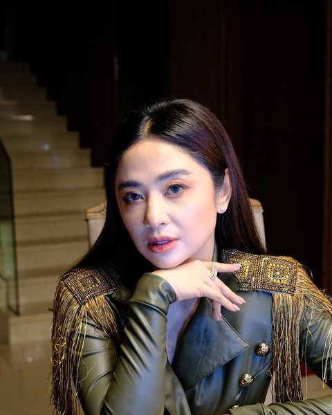 Dewi Perssik sempat terlibat dalam kontroversi terkait dugaan promosi judi online. Ia membenarkan bahwa pernah dipanggil oleh kepolisian untuk dimintai keterangan terkait kasus tersebut. Dewi mengaku tidak mengetahui bahwa endorsement yang diterimanya berkaitan dengan judi online. Ia juga menyebutkan bahwa peristiwa ini terjadi sekitar tahun 2020, namun baru belakangan kembali mencuat ke publik, meskipun pada saat itu ia tidak menyadari adanya hubungan dengan perjudian.