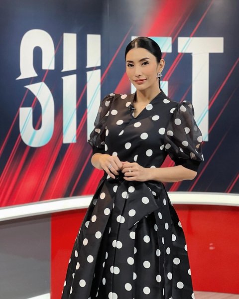 Pada 2017,&nbsp; Tyas Mirasih, yang dikenal sebagai aktris dan presenter ini pernah mengunggah konten yang mempromosikan situs judi online. Setelah mendapat kritik tajam, ia menghapus unggahan tersebut sebagai respons terhadap kecaman publik. Meskipun Tyas tidak secara langsung menjelaskan alasan di balik unggahannya, ia tampaknya merasa perlu untuk segera mengoreksi langkah tersebut demi menjaga reputasi dan menghindari dampak negatif yang lebih besar.<br />Ikuti terus update terbaru dari KapanLagi seputar berita terkini lainnya. Kalau bukan sekarang, Kapan Lagi?