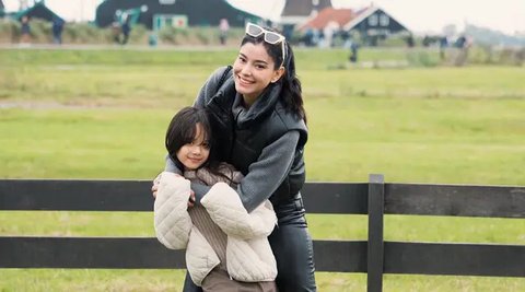 Mudah dekat dengan siapa saja, Gempi terlihat nyaman bersama Medina Dina. Medina yang sebelumnya sudah pernah menikah, tentunya punya sisi keibuannya. Melihat foto Gempi dan Medina ini, sepertinya anak semata wayang Gading Marten itu sudah bisa menerima kehadiran Medina jika nantinya hubungan Medina Dina dan Gading Marten berlabuh ke pelaminan. (Liputan6.com/IG/medinadinaaa)