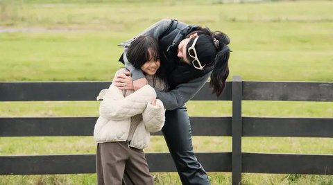 Foto candid saling lempar senyum dan tawa, kebersamaan Gempi dan Medina ini curi perhatian netizen. Pose Medina memeluk Gempi juga penuh kehangatan. Dekat dengan keluarga Gading, Medina Dina unggah fotonya bareng Gempi ini di laman Instagramnya. Meski berbeda agama dengan Gading, namun tak sedikit netizen yang mendukung hubungannya dengan Gading. (Liputan6.com/IG/gadiiing)
