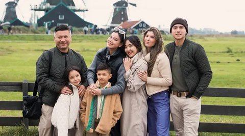 Tak hanya sudah mengantongi restu Roy Marten, artis berusia 37 tahun ini juga sudah mengantongi restu Gisella Anastasia. Berdiri berdekatan di momen foto bersama ketika liburan pada Oktober lalu, Gisel sangat akrab dengan wanita yang tengah dekat dengan mantan suaminya itu. Sejak putuskan bercerai, Gisel dan Gading kini memang hanya fokus untuk membesarkan Gempi. (Liputan6.com/IG/gadiiing)