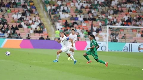 Kualifikasi Piala Dunia 2026 - Timnas Indonesia Vs Jepang - Duel Kapten: Jay Idzes Vs Wataru Endo (Bola.com/Adreanus Titus)