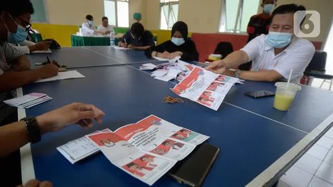 Ilustrasi - Petugas KPPS menghitung perolehan suara dalam Pilkada . (Foto: Liputan6.com/BPBD CLP/Muhamad Ridlo)