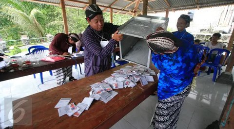 Ilustrasi - Petugas KPPS menghitung perolehan suara dalam Pilkada . (Foto: Liputan6.com/BPBD CLP/Muhamad Ridlo)