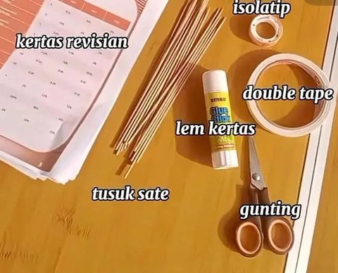 Mahasiswi ubah kertas revisi skripsi jadi buket wisuda (dok TikTok @hiuquin/https://vt.tiktok.com/ZSjk5VYm3//Maheza Nurmiagita)