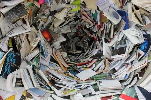 Mahasiswi ubah kertas revisi skripsi jadi buket wisuda (dok TikTok @hiuquin/https://vt.tiktok.com/ZSjk5VYm3//Maheza Nurmiagita)