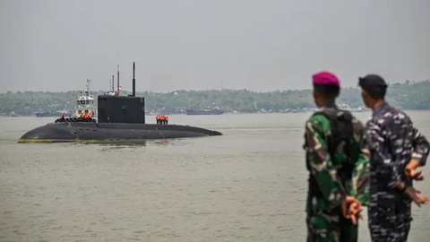 Para awak kapal selam UFA milik Angkatan Laut Rusia bersiap merapat di Dermaga Jamrud Utara, Pelabuhan Tanjung Perak, Surabaya, Jawa Timur, Kamis 7 November 2024. (JUNI KRISWANTO/AFP)