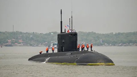 Kapal selam milik Angkatan Laut Rusia ini akan mengikuti latihan militer bersama Indonesia dan Rusia. (JUNI KRISWANTO/AFP)