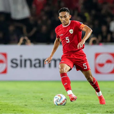Pemain Timnas Indonesia, Rizky Ridho berebut bola dengan pemain Australia, Craig Goodwin saat laga Kualifikasi Piala Dunia 2026 di Stadion Utama Gelora Bung Karno (SUGBK), Senayan, Ja