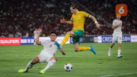 Pemain Timnas Indonesia, Rizky Ridho berebut bola dengan pemain Australia, Craig Goodwin saat laga Kualifikasi Piala Dunia 2026 di Stadion Utama Gelora Bung Karno (SUGBK), Senayan, Ja
