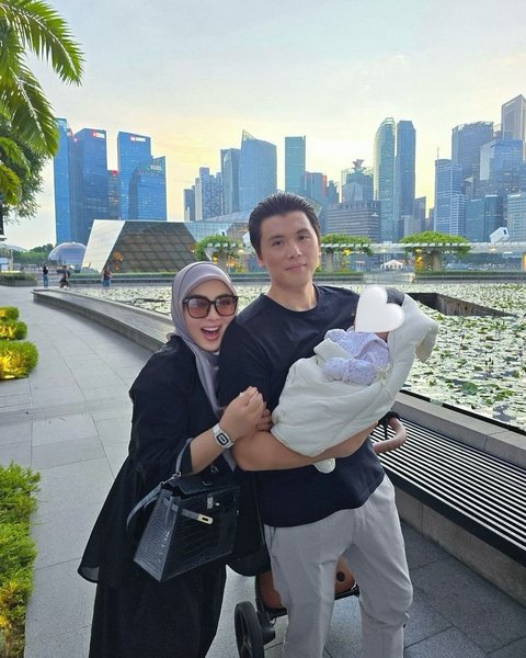 Syahrini tampak begitu menikmati hari-hari menjadi seorang ibu baru. Baru-baru ini, ia merayakan usia putrinya yang menginjak 3 bulan dengan jalan-jalan santai.