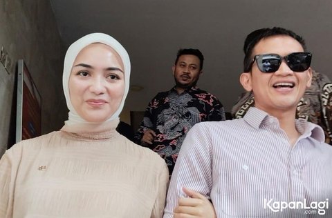 "Karena belum ketemu untuk DNA. Waktu putusan Pengadilan Negeri kita menang karena tidak ada bukti atau saksi yang meyakinkan hakim kalau itu anak biologisnya Rezky," katanya.