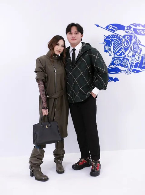 Acara Burberry Outerwear 2024 di Jakarta turut dimeriahkan oleh pasangan selebritis Tanah Air. Mulai dari Thariq Halilintar-Aaliyah Massaid hingga El Rumi-Syifa Hajdu, berikut potret gaya