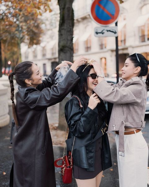 Enzy dan Medina tampak sibuk pasangkan veil di kepala Febby Rastanty, keduanya tahu Febby sebentar lagi akan jadi calon istri.&nbsp;&nbsp;