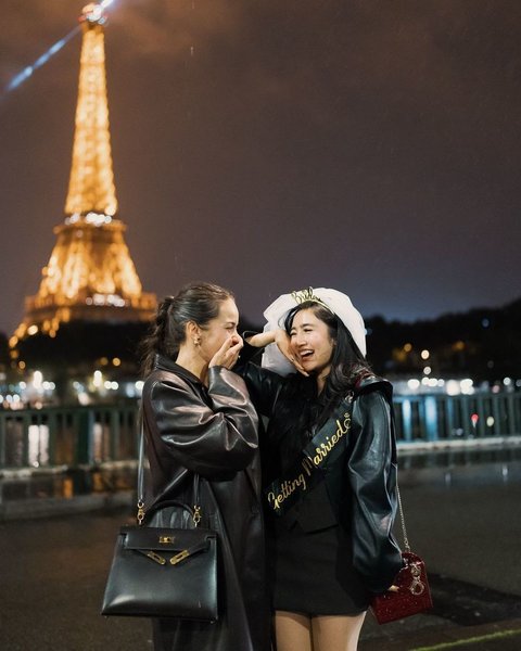 Febby dan Enzy Storia terlihat berpose terkejut. Jalin persahabatan lama, keduanya termasuk seleb yang suka rahasiakan hubungan cinta masing-masing sebelum akhirnya diresmikan.&nbsp;