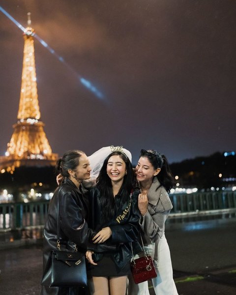 Dengan latar belakang Paris sebagai kota yang katanya romantis, Febby tampak bahagia diberi kejutan dan dikelilingi sahabat-sahabatnya.&nbsp;