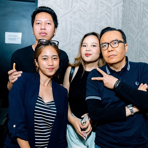 Ari Lasso tetap berhubungan baik dengan Rizal Divari, anak Vitta Dessy dari pernikahan sebelum dengan Ari. Walaupun sudah cerai dari Vitta, tapi Ari tetap baik kepada anak sambungnya itu.