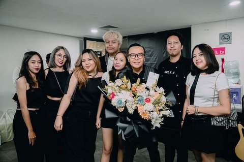 Perpisahan Ari dengan Vitta, tidak membuat hubungan dengan Rizal jadi berjarak. Mereka tetap dekat seperti sebelumnya dan saling mendukung sebagai ayah dan anak.