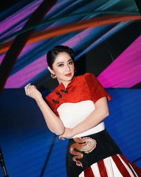 Dewi Perssik ngamuk setelah sebuah akun medsos mengabarkannya ditangkap polisi karena narkoba. Ia menyebut berita ini mencemarkan nama baiknya. (Foto: Dok. Instagram @dewiperssik9)
