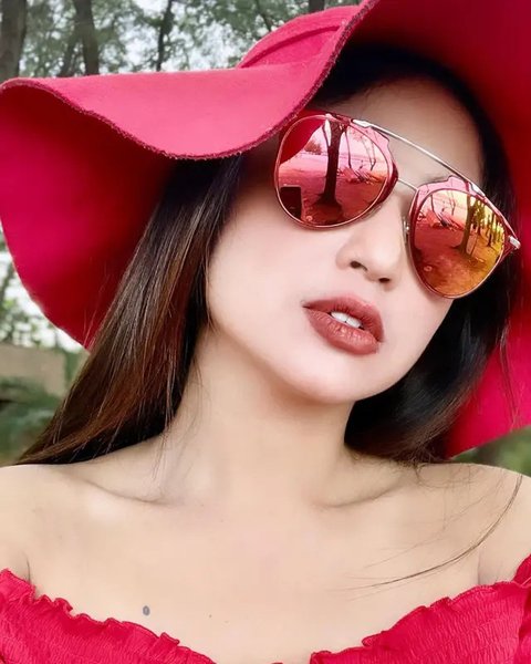 Dewi Perssik ngamuk setelah sebuah akun medsos mengabarkannya ditangkap polisi karena narkoba. Ia menyebut berita ini mencemarkan nama baiknya. (Foto: Dok. Instagram @dewiperssik9)