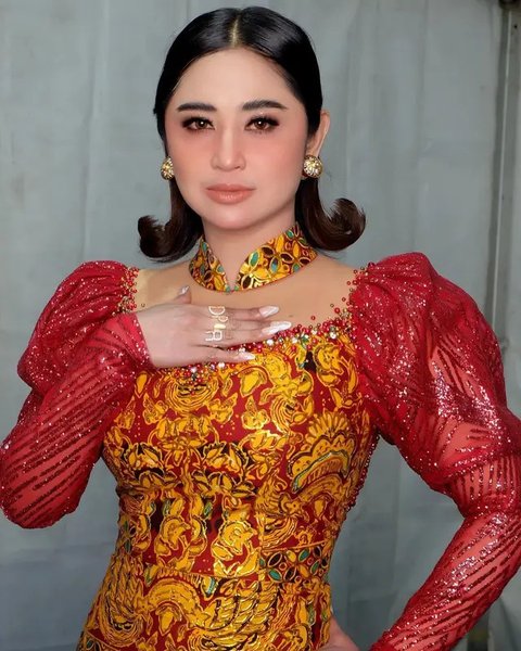Dewi Perssik ngamuk setelah sebuah akun medsos mengabarkannya ditangkap polisi karena narkoba. Ia menyebut berita ini mencemarkan nama baiknya. (Foto: Dok. Instagram @dewiperssik9)