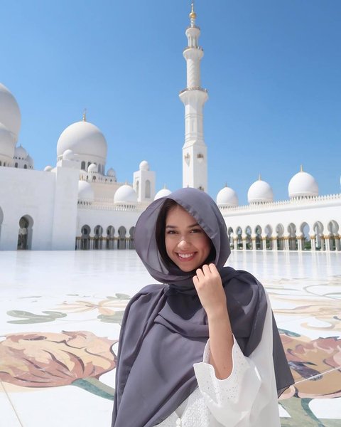 Kecantikan alami pemilik nama lengkap Rebecca Ayu Putri Klopper tersebut terlihat semakin terpancar dan menyejukkan hati dalam balutan kerudung abu-abu yang anggun.&nbsp;