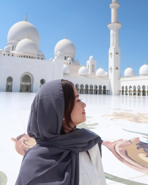 Sementara itu, gaun putih beraksen bordir yang dikenakan Rebecca semakin mempercantik penampilannya di lokasi yang sakral tersebut.
