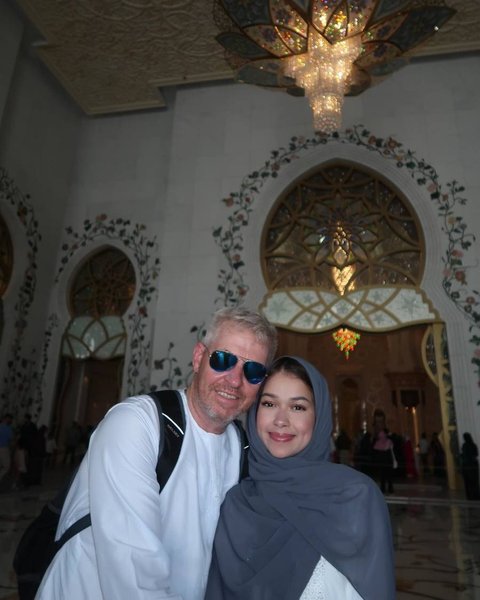 Tak sendiri, Rebecca Klopper tampak didampingi oleh sang ayah, James Klopper, yang kompakan mengenakan baju bernuansa putih.