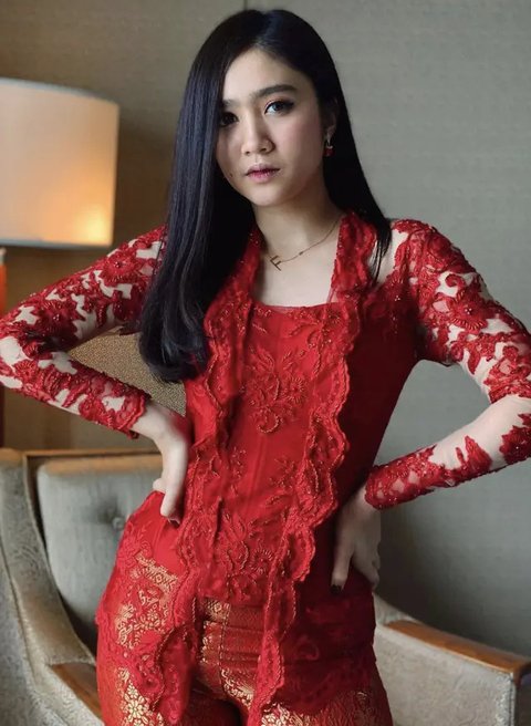 Mulai dari Beby Tsabina hingga Febby Rastanti, berikut potret gaya kebaya modern artis saat lamaran 2024. [@bebytsabina].