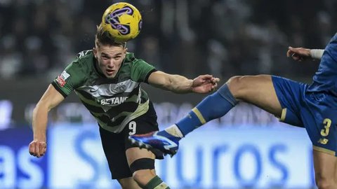 Pemain Sporting CP,  Viktor Gyokeres mencetak gol melalui tendangan penalti ke gawang Manchester City pada laga Liga Champions 2024/2025 di Jose Alvalade, Lisbon, Portugal, Rabu (06/11/2024)