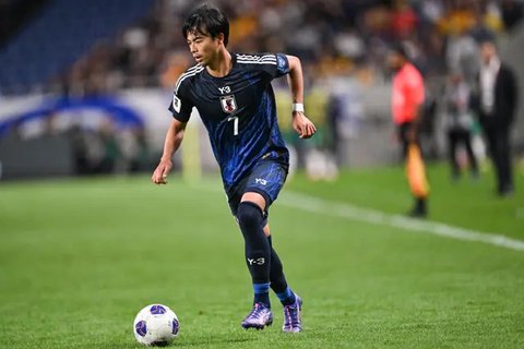 Penyerang Monaco asal Jepang #18, Takumi Minamino, melakukan selebrasi dengan rekan setimnya setelah mencetak gol keempat timnya dalam pertandingan Liga Champions, fase Liga - Matchday 3,
