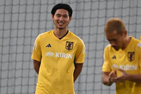 Penyerang Monaco asal Jepang #18, Takumi Minamino, melakukan selebrasi dengan rekan setimnya setelah mencetak gol keempat timnya dalam pertandingan Liga Champions, fase Liga - Matchday 3,