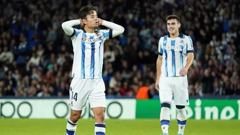 Penyerang Monaco asal Jepang #18, Takumi Minamino, melakukan selebrasi dengan rekan setimnya setelah mencetak gol keempat timnya dalam pertandingan Liga Champions, fase Liga - Matchday 3,