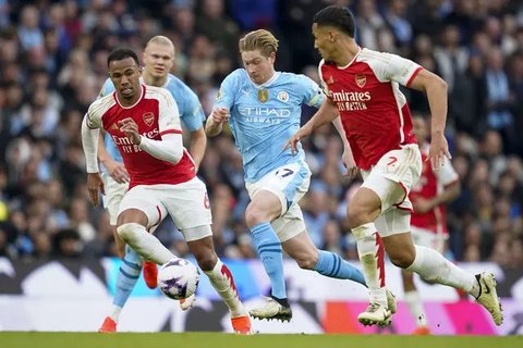 Selebrasi pelatih Manchester City, Pep Guardiola setelah Kevin De Bruyne mencetak gol penyeimbang 1-1 ke gawang Real Madrid pada laga leg kedua perempatfinal Liga Champions 2023/2024 di Et