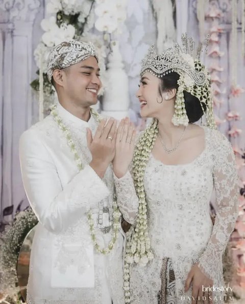 Lihat di sini tampilam Febby Tasyanty resmi menikah dalam balutan adat Sunda. [@febbyrastanty]