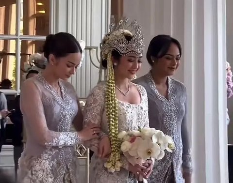 Momen Haru Febby Rastanty Saat Ijab Kabul, Enzy Storia Ikut Antar ke Pelaminan. (Dok: TikTok @rimarlk)