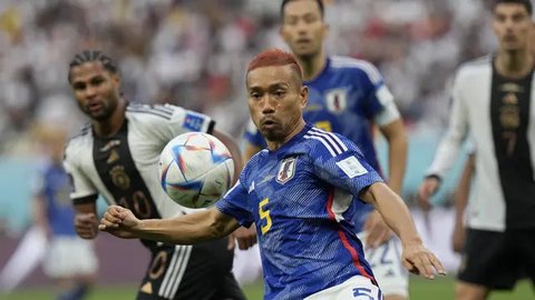 4. Yuto Nagatomo - Pendidikan tinggi merupakan hal yang lumrah bagi warga Jepang, begitu juga bagi mantan bek Inter Milan ini. Pemain yang saat ini memperkuat Galatasaray itu merupakan sarjan