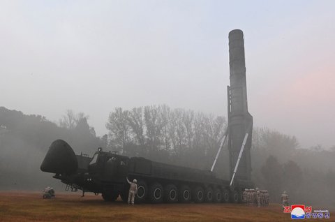 FOTO: Ngerinya Hwasong-19, Rudal Nuklir Terbaru Korut Diklaim Paling Kuat Sedunia dan Bisa Serang Seluruh Wilayah AS