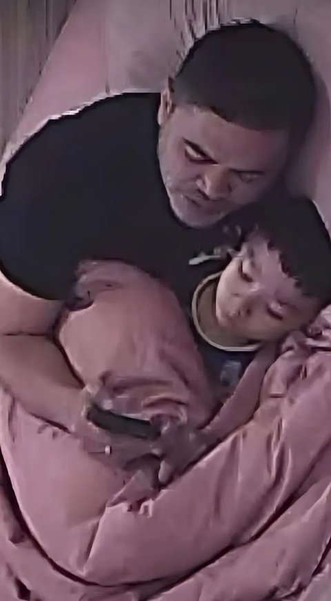 Potret Akrab Haldy Sabri Momong Air Rumi (Sumber: Instagram/_irishbella_)