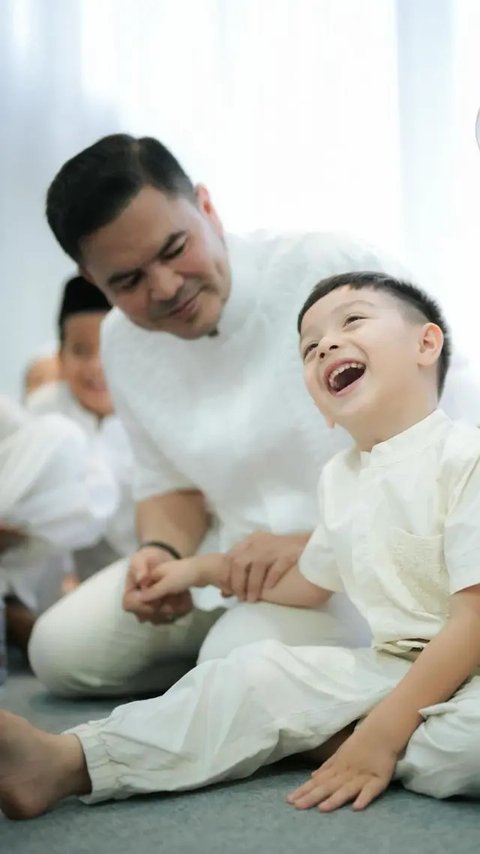 Potret Akrab Haldy Sabri Momong Air Rumi (Sumber: Instagram/_irishbella_)