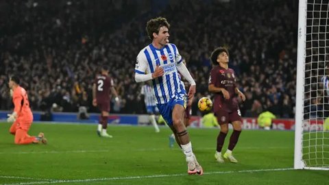 Gelandang Brighton asal Kamerun #20, Carlos Baleba (2R), merayakan golnya di lapangan setelah pertandingan Liga Primer Inggris antara Brighton dan Hove Albion dan Manchester City di Stadio