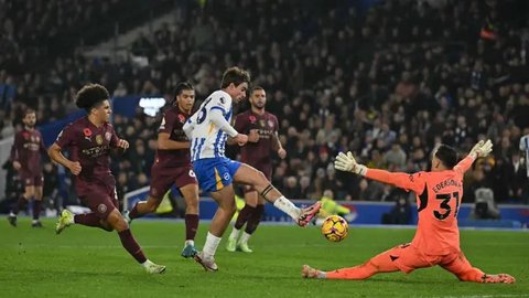 Gelandang Brighton asal Kamerun #20, Carlos Baleba (2R), merayakan golnya di lapangan setelah pertandingan Liga Primer Inggris antara Brighton dan Hove Albion dan Manchester City di Stadio
