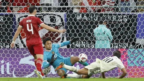 Pemain Timnas Indonesia, Rafael Struick (kiri) berusaha merebut bola pemain China, Jiang Guangtai saat laga lanjutan putaran ketiga Grup C Kualifikasi Piala Dunia 2026 di Qingdao Youth Stadiu